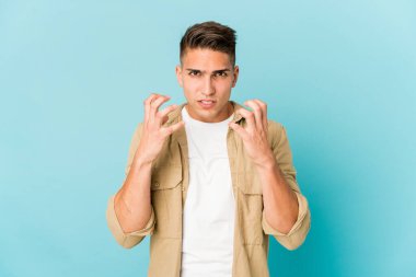 Kafkasyalı yakışıklı bir adam kendini izole edip gergin elleriyle çığlık atıyor..