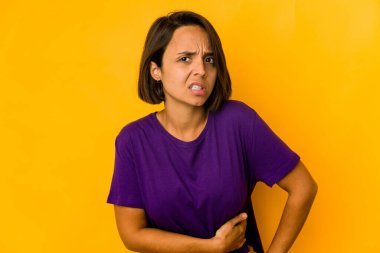 Sarıda karaciğer ağrısı çeken, karnı ağrıyan genç bir İspanyol kadın..