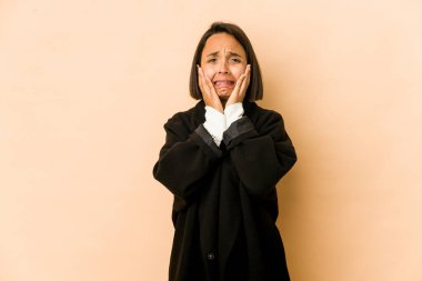 Genç İspanyol kadın ağlayarak kendini soyutladı. Acı ve kafa karışıklığı gibi bir şeyden mutsuzdu..