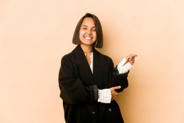 Genç İspanyol kadın kendini izole edip gülümseyerek işaret parmağıyla işaret ediyor..