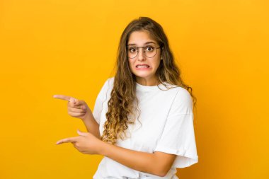 Kafkasyalı genç bir kadın işaret parmağıyla fotokopi alanını göstererek şok oldu..