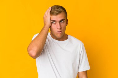 Kafkasyalı yakışıklı genç adam şoka uğruyor, önemli bir görüşme hatırladı..