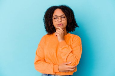 Genç Afro-Amerikan melez kadın şüpheli, belirsiz, seni inceleyen.