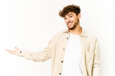 Beyaz arka planda genç bir Arap hoş bir ifade sergiliyor..