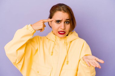 Genç Arap melez kadın işaret parmağıyla hayal kırıklığı gösteriyor..