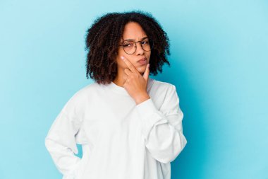 Genç Afro-Amerikan melez kadın şok olmuş, ağzı ellerle kaplanmış, yeni bir şey keşfetmeye hevesli..