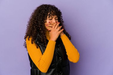 Genç Afrikalı Amerikalı afro kadın virüs veya enfeksiyon yüzünden boğaz ağrısı çekiyor..