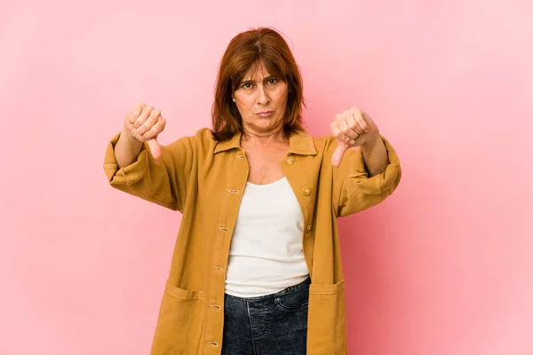 Senior Kaukasische Vrouw Geïsoleerd Tonen Duim Naar Beneden Uiten Van — Stockfoto