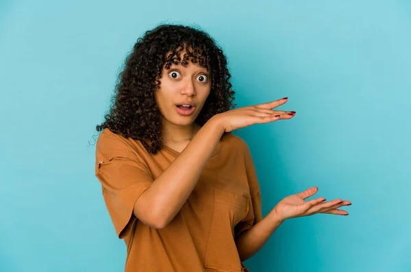 Young African American Afro Woman Isolated Shocked Amazed Holding Copy — Stock Photo, Image