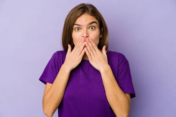 Giovane Ragazza Caucasica Magra Adolescente Sfondo Viola Scioccato Coprendo Bocca — Foto Stock