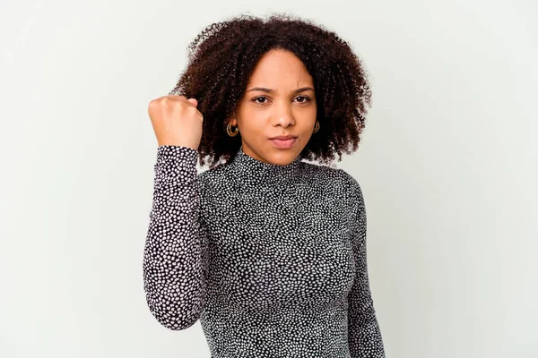 Ung Afrikansk Amerikansk Blandras Kvinna Isolerad Visar Knytnäve Mot Kamera — Stockfoto