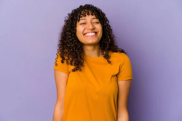 Jong Afrikaans Amerikaans Afro Vrouw Geïsoleerd Lacht Sluit Ogen Voelt — Stockfoto