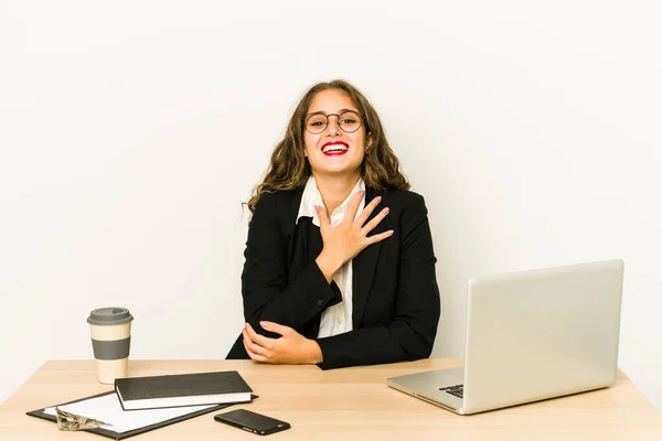 Jeune Femme Affaires Caucasienne Travaillant Sur Son Bureau Isolé Rit — Photo