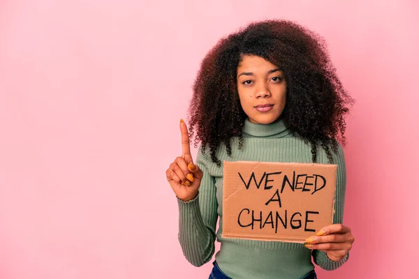 Genç Afro Amerikalı Kıvırcık Kadın Elinde Bir Değişiklik Kartonu Tutuyordu — Stok fotoğraf