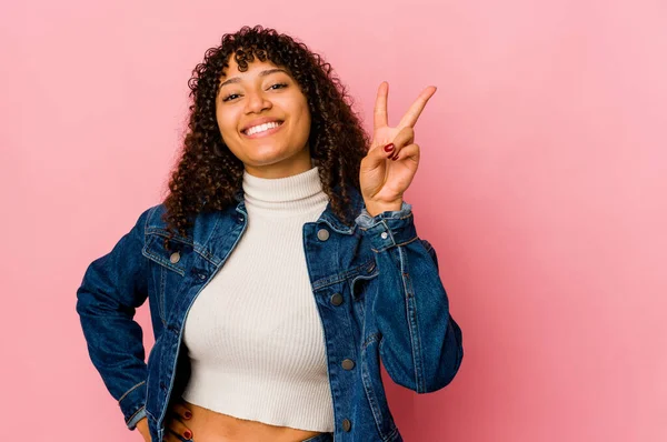 若いアフリカ系アメリカ人のアフロ女性は指で2番目を示す — ストック写真