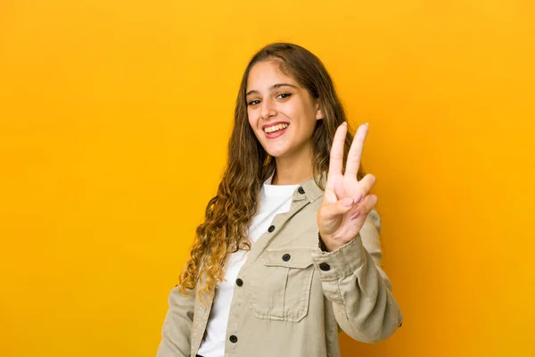 Jovem Caucasiana Mostrando Sinal Vitória Sorrindo Amplamente — Fotografia de Stock