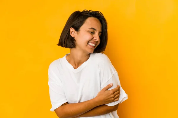 Giovane Donna Ispanica Isolato Giallo Ridere Divertirsi — Foto Stock