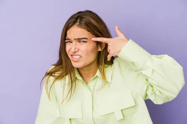 Giovane Ragazza Caucasica Magra Adolescente Sfondo Viola Mostrando Gesto Delusione — Foto Stock