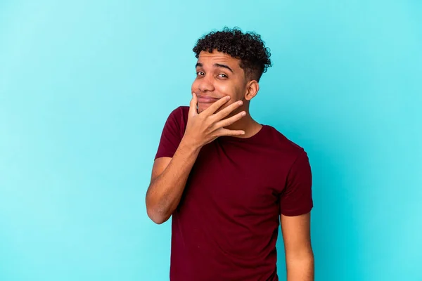 Jovem Afro Americano Encaracolado Homem Isolado Azul Duvidar Entre Duas — Fotografia de Stock