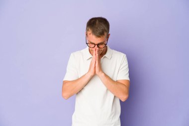 Beyaz tenli yakışıklı dua eden, kendini adamış dindar, ilahi ilhamı arayan genç bir adam..