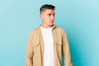 Kafkasyalı yakışıklı bir adamın kafası karışmış, kendinden emin değil..