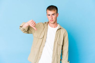 Beyaz tenli yakışıklı bir adam hoşlanmadığı jestler yapıyor, reddediyor. Anlaşmazlık konsepti.