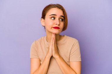 Genç Arap melez kadın dua ediyor, bağlılık gösteriyor, dindar kişi ilahi ilham arıyor..