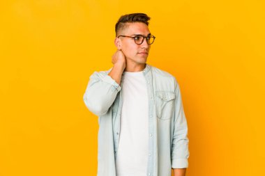 Genç, yakışıklı, beyaz bir adam kafasının arkasına dokunuyor, düşünüyor ve bir seçim yapıyor..