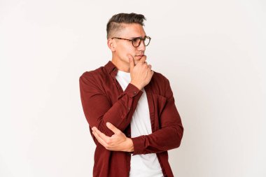 Beyaz tenli yakışıklı adam, düşünmeyi ve bakmayı, düşünmeyi, düşünmeyi, hayal etmeyi,.