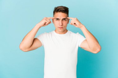 Kafkasyalı yakışıklı genç bir adam izole edilmiş bir vazifeye odaklanmış, parmaklarını işaret ediyor..