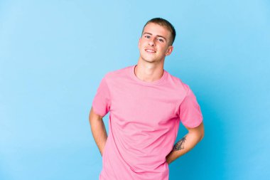 Genç beyaz yakışıklı adam mutlu, güler yüzlü ve neşeli..