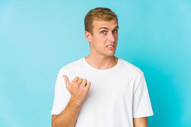 Beyaz tenli yakışıklı bir adam işaret parmağıyla fotokopi çekerken şok oldu..