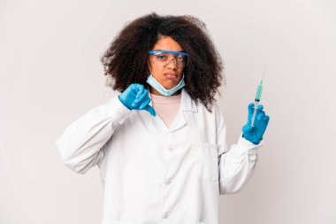Genç Afro-Amerikan kıvırcık doktor elinde şırınga tutan, hoşlanmadığı bir jest gösteren, başparmağını kaldırmış. Anlaşmazlık konsepti.
