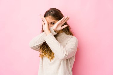 Kafkasyalı genç bir kadın iki kolu çapraz tutuyor, inkar kavramı..