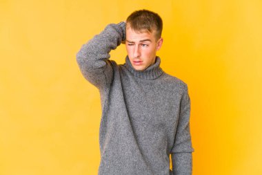 Genç, beyaz, yakışıklı, yorgun ve uykulu bir adam..