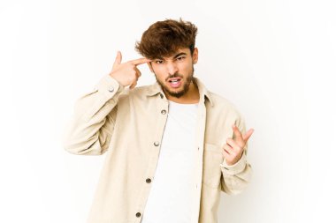 Beyaz arka planda genç bir Arap işaret parmağıyla bir hayal kırıklığı gösteriyor..