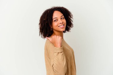 Genç Afro-Amerikan melez kadın parmaklarını uzatmış, gülüyor ve kaygısız..