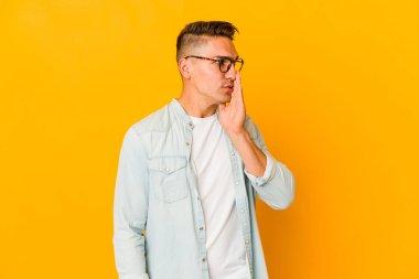 Genç, yakışıklı, beyaz tenli, izole edilmiş bir adam gizli bir sıcak fren haberinin olduğunu söylüyor.