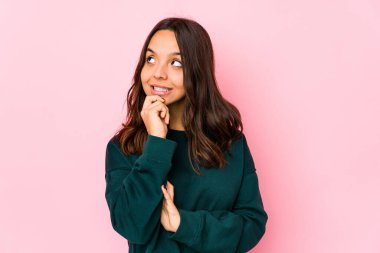 Genç, Latin kökenli, izole edilmiş bir kadın. Rahatlamış, fotokopi odasına bakan bir şey düşünüyor..