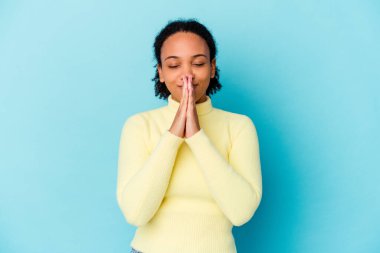 Genç Afro-Amerikan melez kadın el ele tutuşup dua ediyor, kendinden emin..