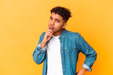 Genç Afro-Amerikan kıvırcık adamı, mor düşüncelere dalmış, bir strateji planlıyor, iş hayatının nasıl olacağını düşünüyor..