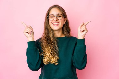 Kafkasyalı genç kadın farklı kopya alanlarını gösteriyor, birini seçiyor, parmaklarıyla gösteriyor..