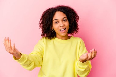 Genç Afro-Amerikan melez kadın izole edilmiş hoş bir yüz ifadesi sergiliyor..