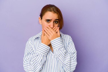 Genç Arap melez kadın elleri ve ağzı kapalı endişeli görünüyor..