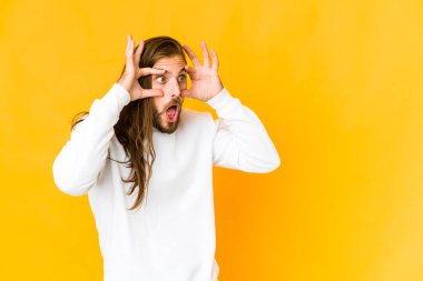 Uzun saçlı genç adam bir başarı fırsatı bulmak için gözlerini açık tutuyor..