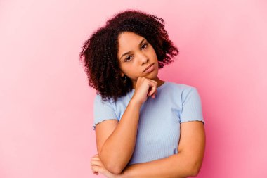 Genç Afro-Amerikan melez kadın tekrar eden bir görevden yoruldu..