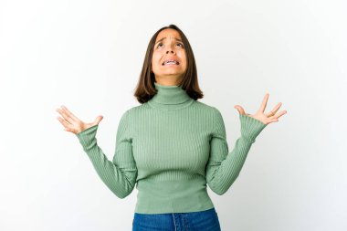 Genç melez kadın ağzı açık bir şekilde üst tarafı işaret ediyor..