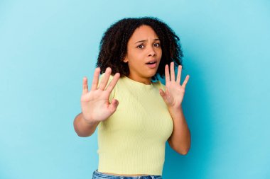 Genç Afro-Amerikan melez kadın yaklaşan bir tehlikeden dolayı şokta.