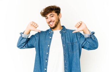 Beyaz arka plandaki genç Arap gururlu ve kendinden emin bir adam, örnek olarak.