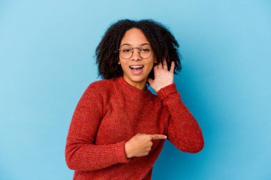 Genç Afro-Amerikan melez kadın bir dedikoduyu dinlemeye çalışıyor..